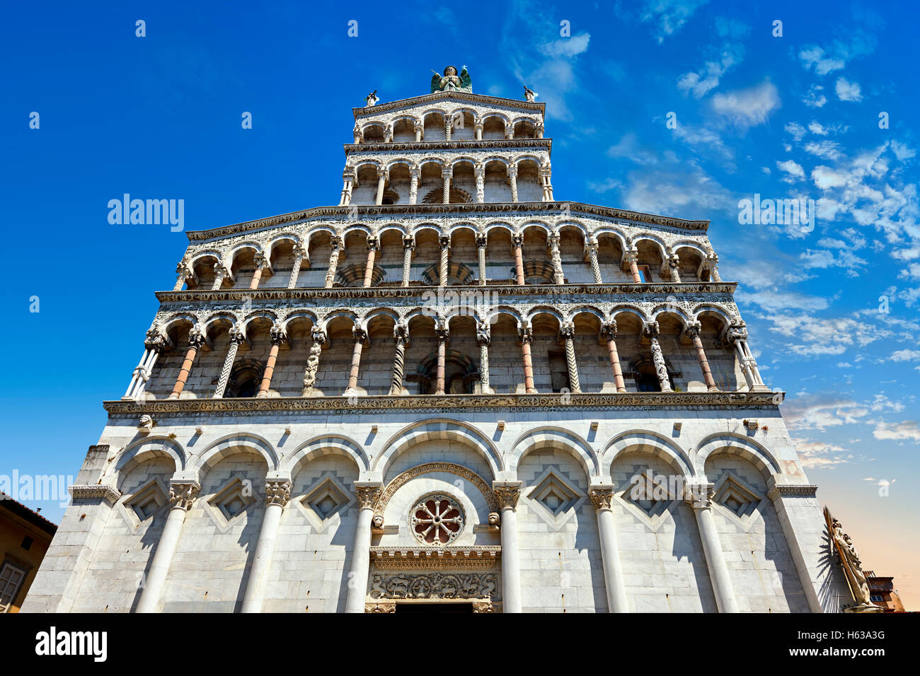 13e siècle façade de la San Michele in Foro est une basilique catholique romaine église à Lucca, Italie, Tunscany Banque D'Images