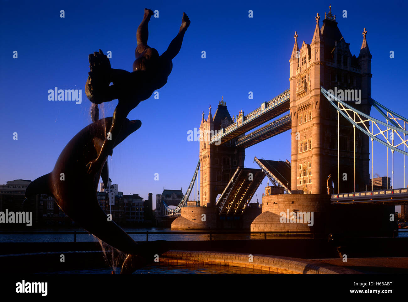 Tower Bridge , avec Dauphin et Mermaid Statue, Londres, Angleterre, Royaume-Uni Banque D'Images