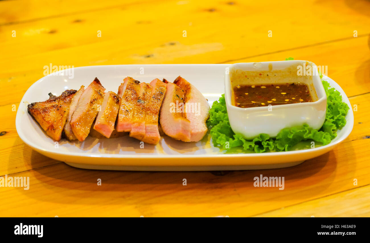 Cou de porc grill sur plaque blanche sur table en bois-Charbon de cou de porc bouillis.(Thai style alimentaire) Banque D'Images