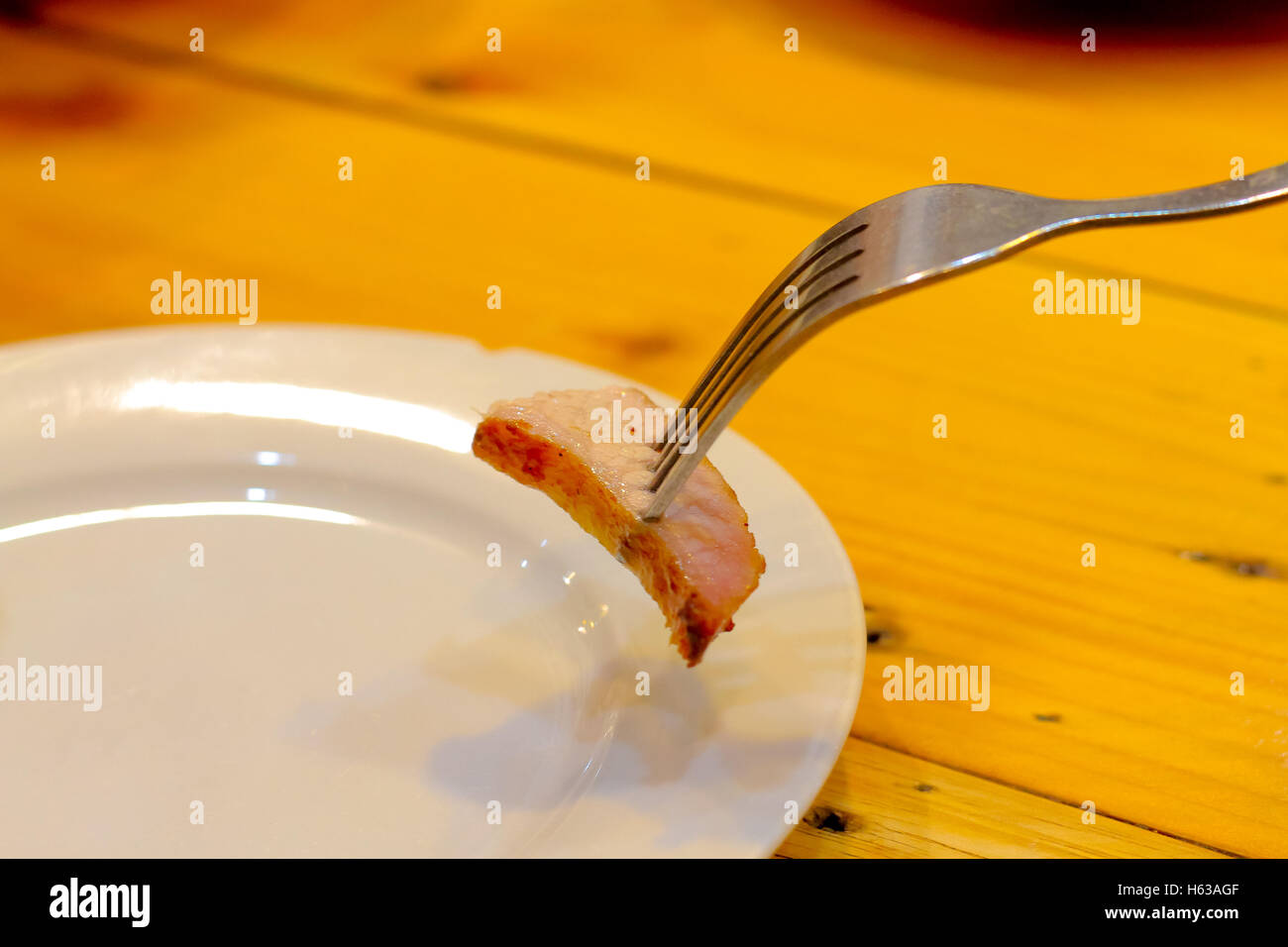 Cou de porc grill sur plaque blanche sur table en bois-Charbon de cou de porc bouillis.(Thai style alimentaire) Banque D'Images