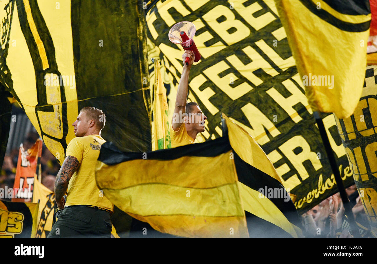 Dortmund Allemagne Signal-Iduna Arena 14.10.2016, 1. La saison de Bundesliga 2016/2017 journée 7, Borussia Dortmund (BVB) vs Hertha BSC --- capos de la Dortmund fans ultra parmi les drapeaux jaunes Banque D'Images