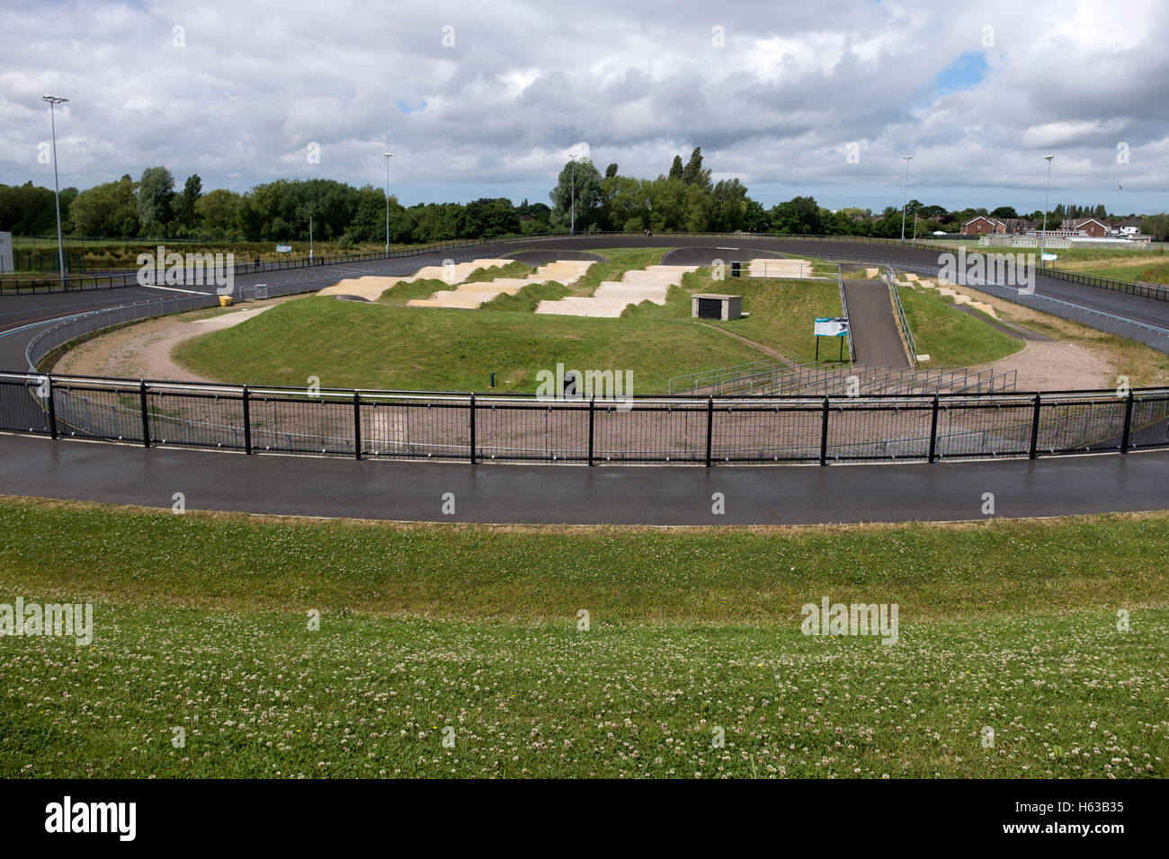 Le circuit de piste de vélo BMX Banque D'Images