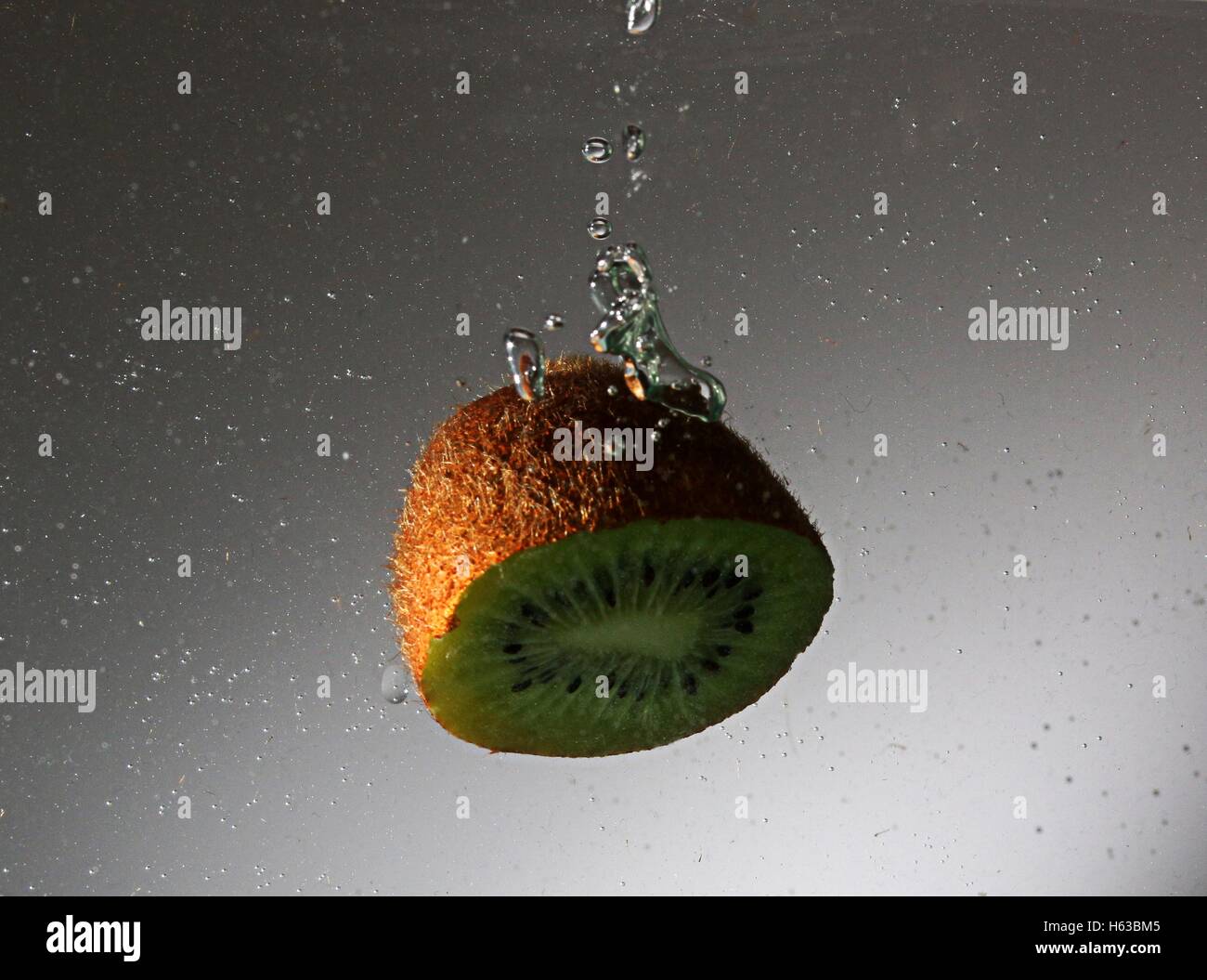 Kiwi dans l’eau Banque D'Images