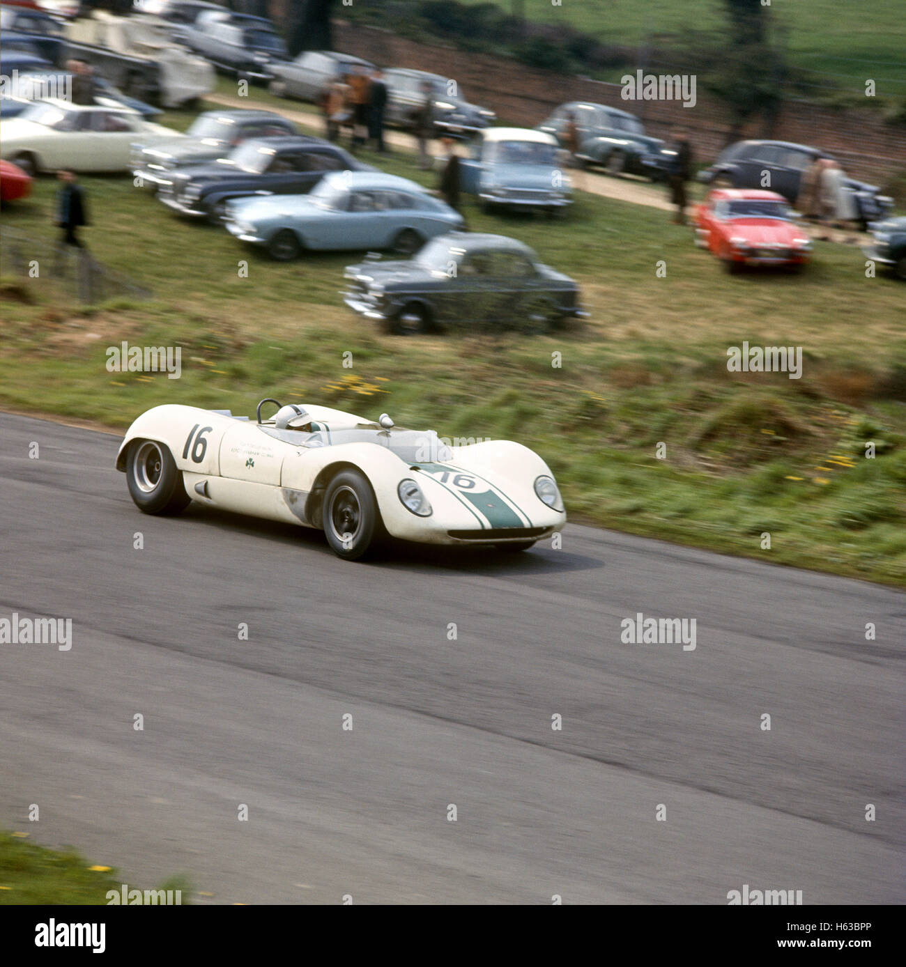 16 Denny Hulme dans sa Brabham BT8 Climax vainqueur du RAC Tourist Trophy, Oulton Park, 1 mai 1965 Banque D'Images