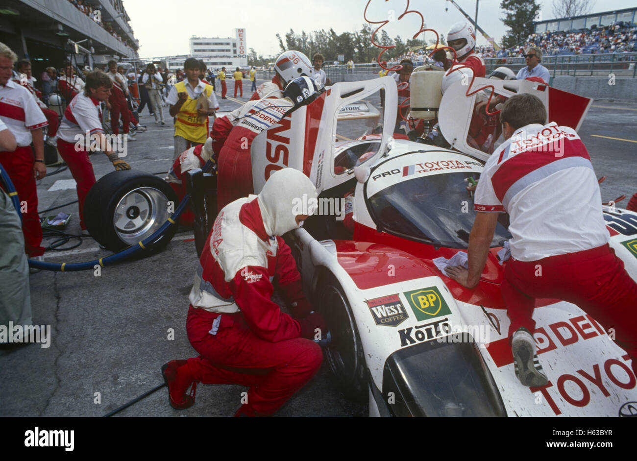 L'équipe Toyota Tom's World Sports Car Championship 1989 pit stop Mexique 480Kms, Mexico Banque D'Images