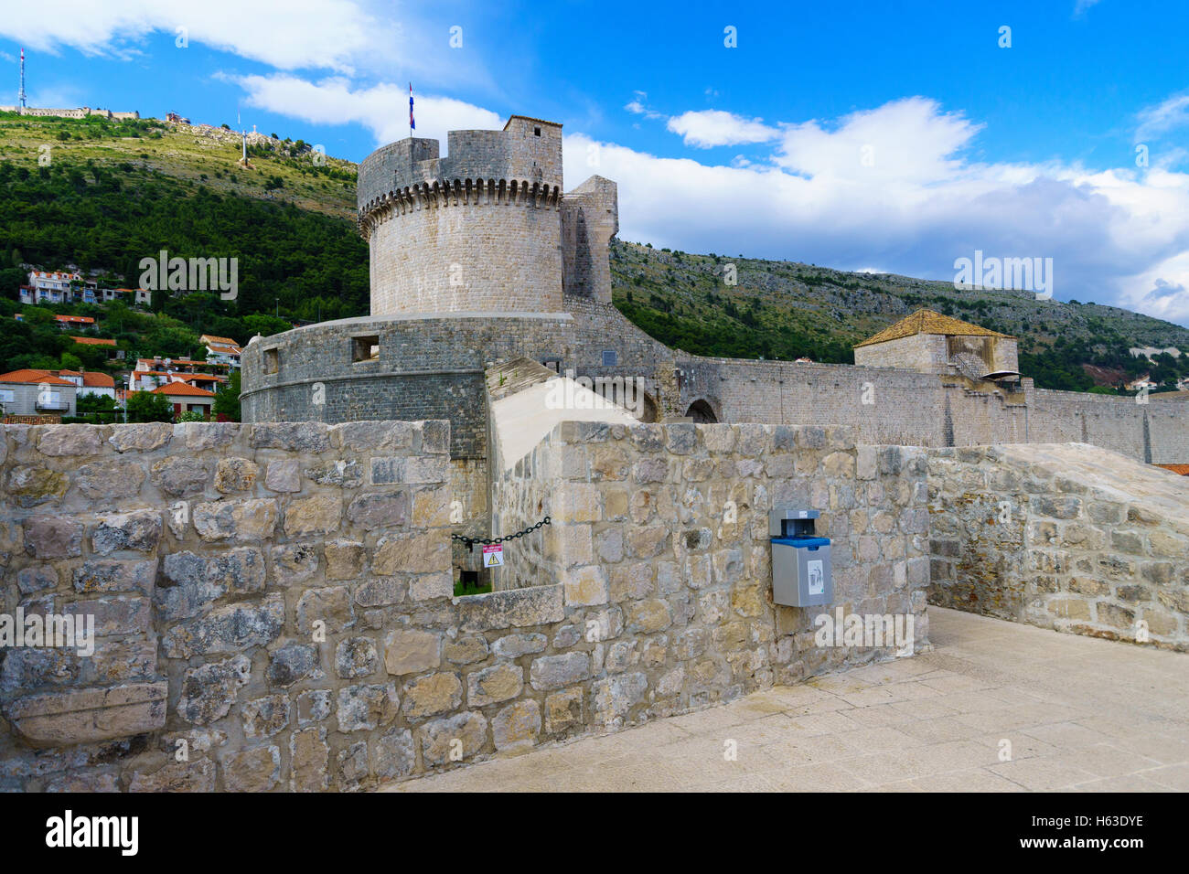 Vue sur les remparts de la vieille ville, à Dubrovnik, Croatie Banque D'Images