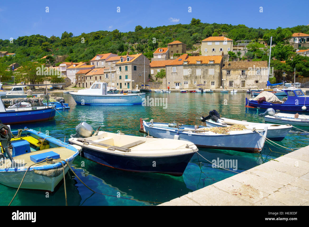 Vue sur le port de pêche, dans le village de l'île de Sipan, Lopud, l'une des îles Elaphites, Croatie Banque D'Images