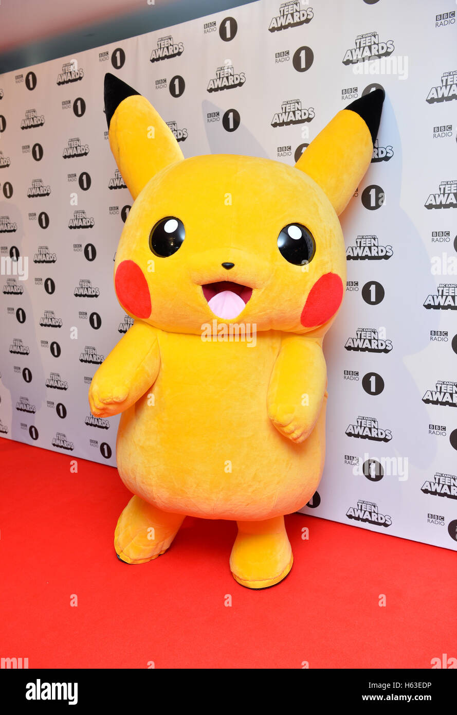 Pikachu participant à la BBC Radio 1 Teen Awards, qui a eu lieu à l'ETI Wembley Arena de Londres. Voir l'activité Histoire de l'adolescence de showbiz. Banque D'Images