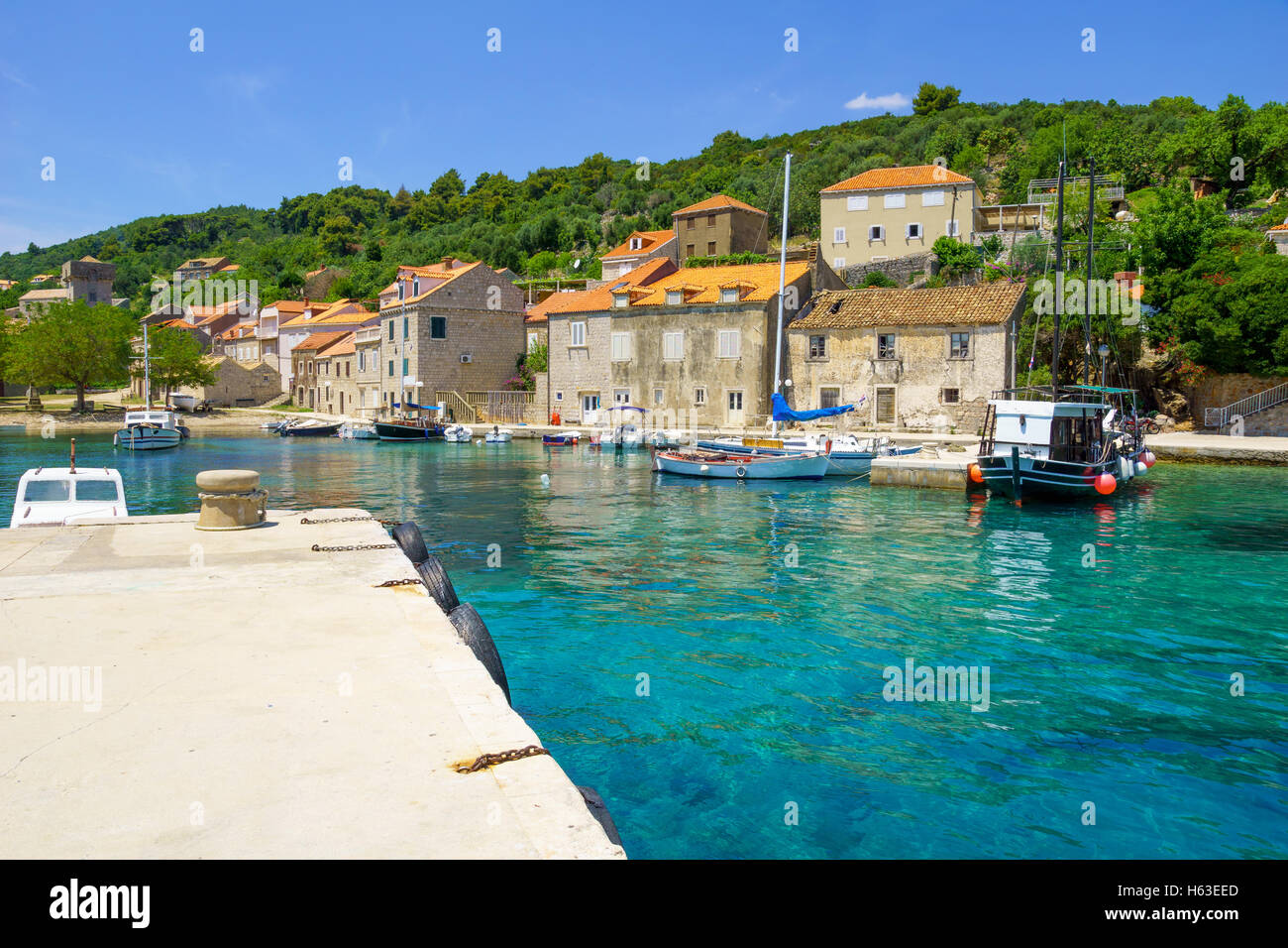 Vue sur le port de pêche, dans le village de l'île de Sipan, Lopud, l'une des îles Elaphites, Croatie Banque D'Images