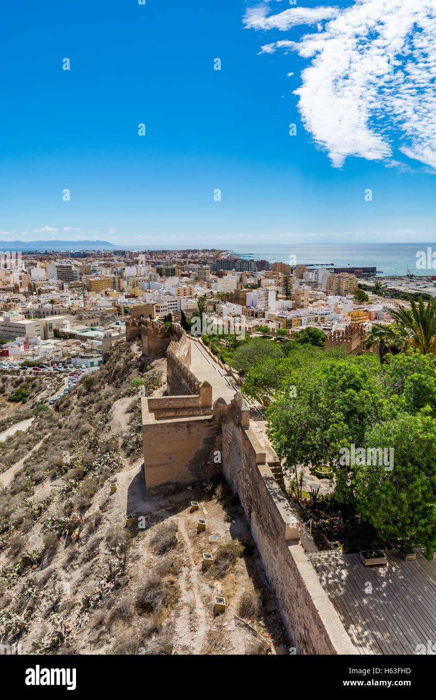 Paysage urbain d'Almeria avec les murs de l'Alcazaba (château), Espagne Banque D'Images