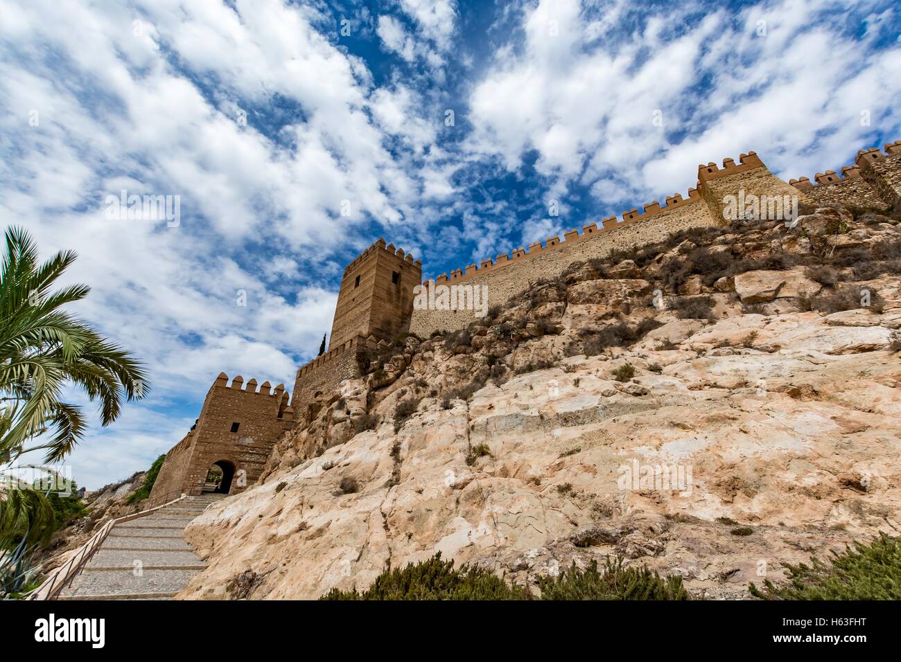 Vue sur les murs et l'entrée de l'Alcazaba d'Almería (Almeria, Espagne) Château Banque D'Images