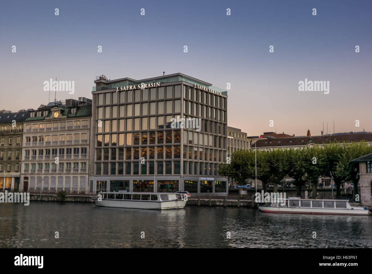 Genève, SUISSE - Le 3 octobre 2015 : Vue de l'avant de J. Safra Sarasin siège à Rue du Rhône 70, Genève avec vue sur Banque D'Images