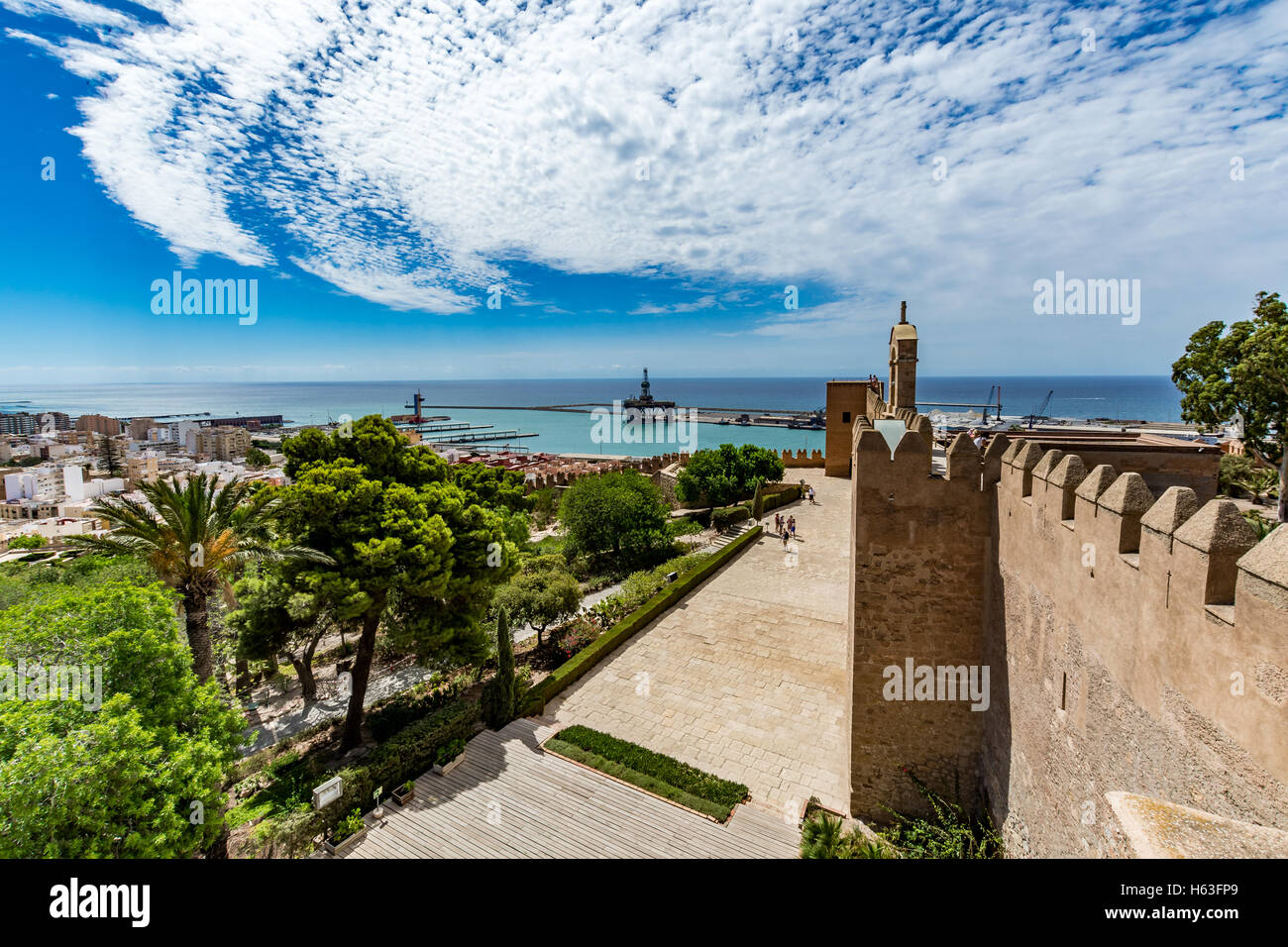 Paysage urbain panoramique d'Almeria avec les murs de l'Alcazaba (château), Espagne Banque D'Images