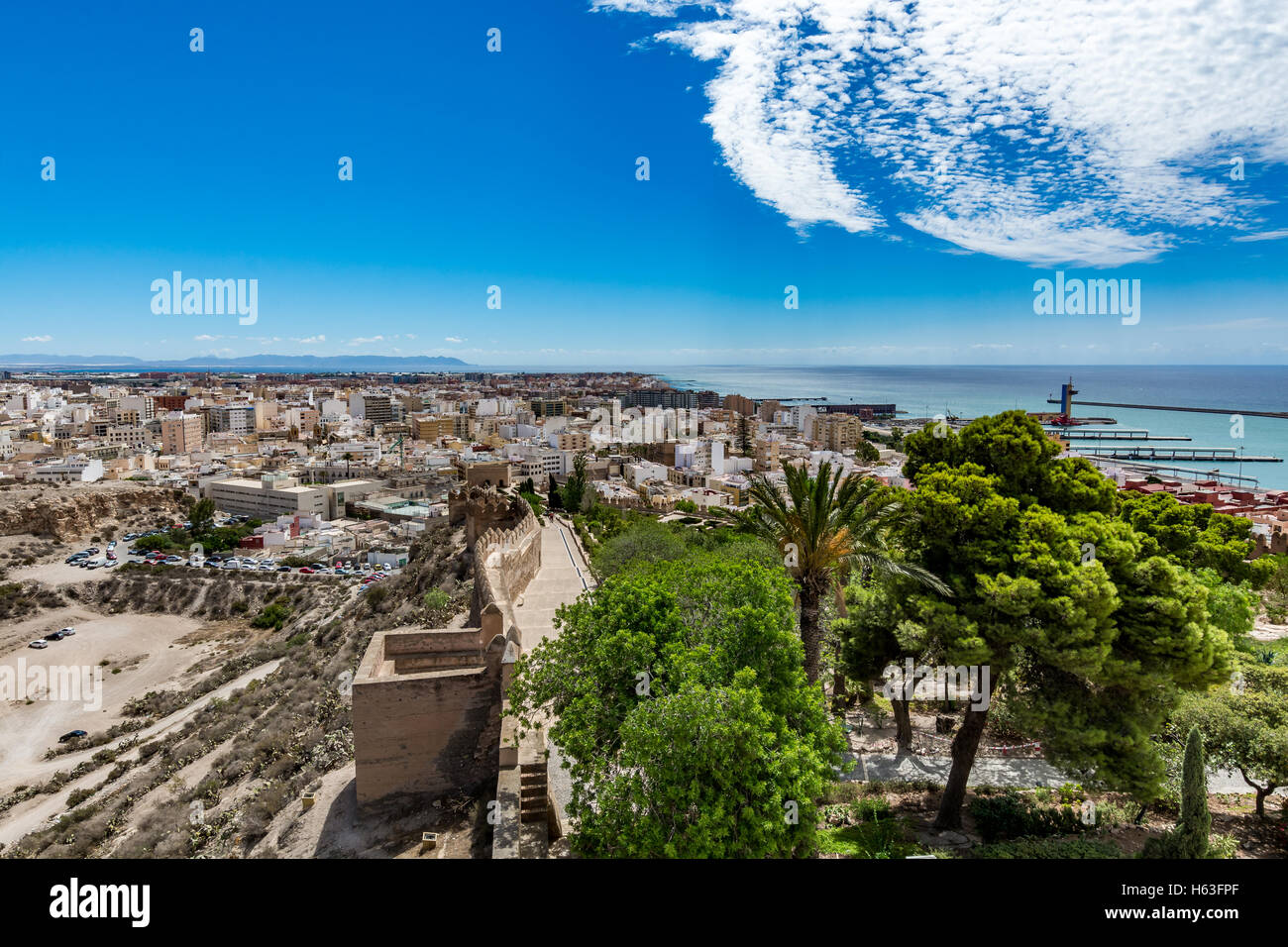 Paysage urbain panoramique d'Almeria avec les murs de l'Alcazaba (château), Espagne Banque D'Images