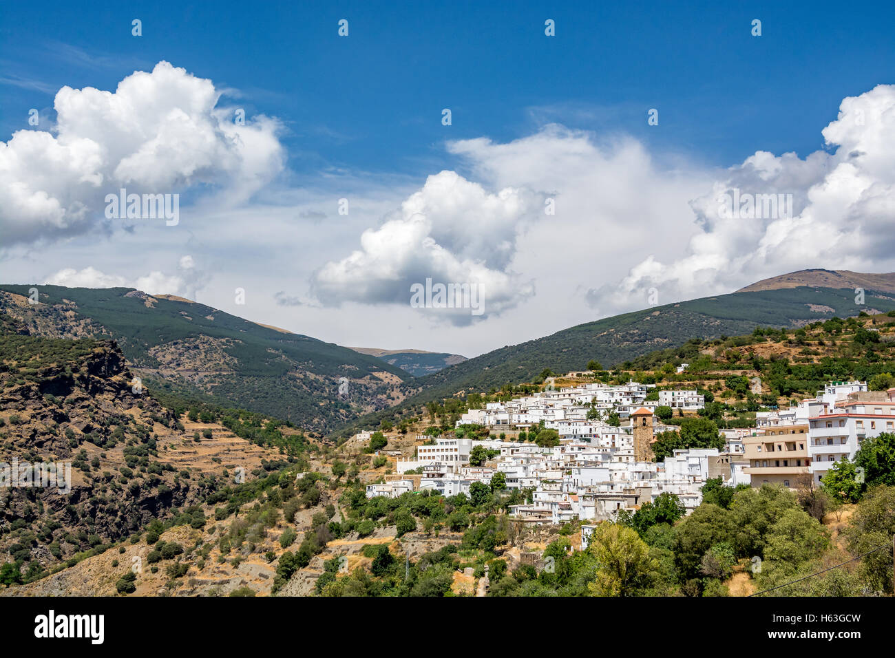 Avis de Bayárcal, le plus haut situé dans la ville de Sierra Nevada avec les montagnes pittoresques, la région d'Almeria, Espagne Banque D'Images