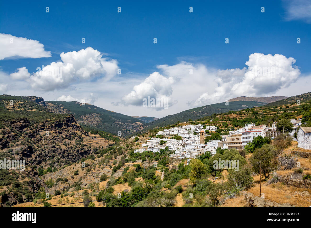 Avis de Bayárcal, le plus haut situé dans la ville de Sierra Nevada avec les montagnes pittoresques, la région d'Almeria, Espagne Banque D'Images