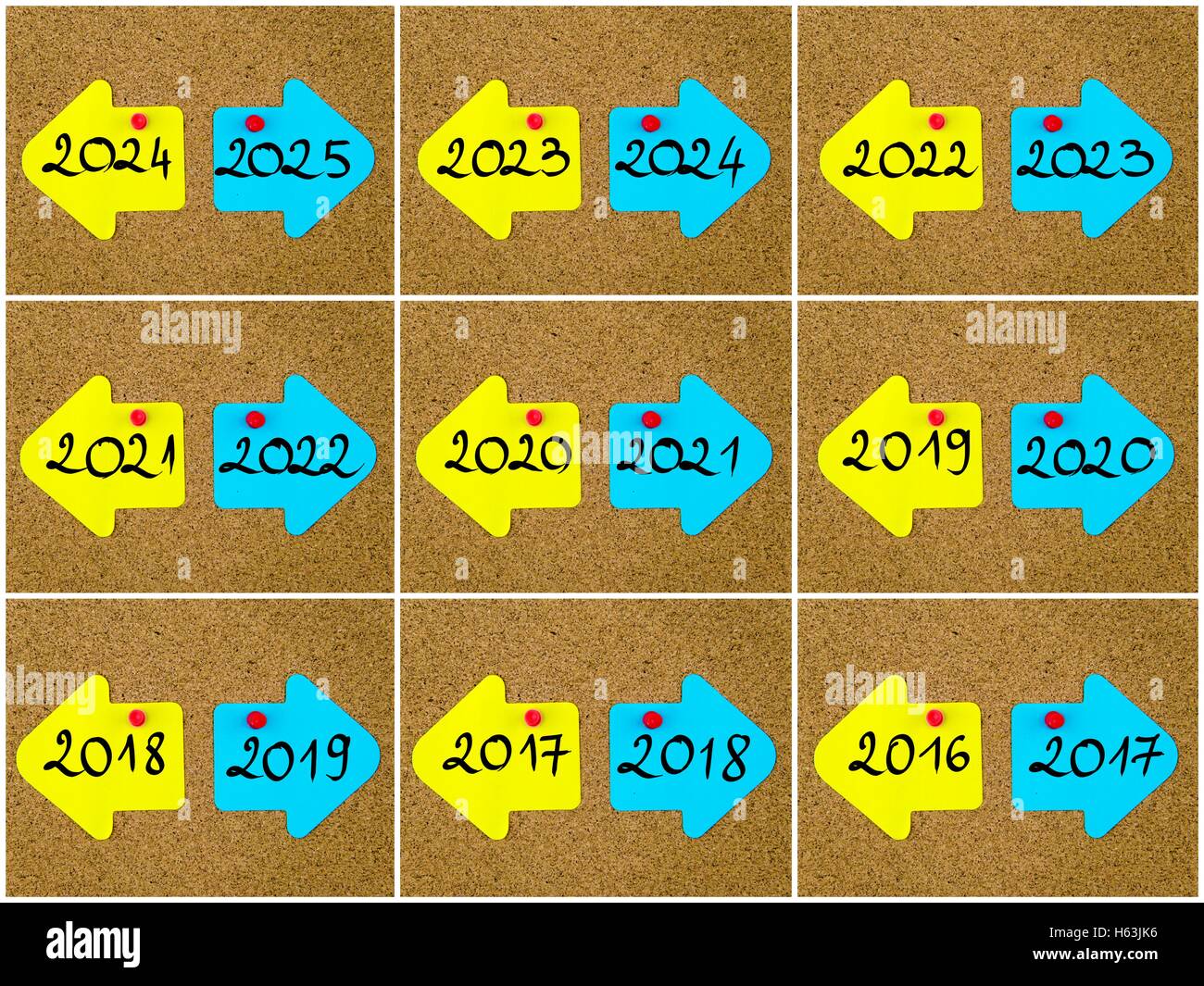 Antonyme de collage photo du nouvel an des concepts par rapport à l'année ancienne écrite sur du papier bleu et jaune notes, flèches opposées épinglé sur le panneau de liège avec punaises. Choix de l'image conceptuelle Banque D'Images