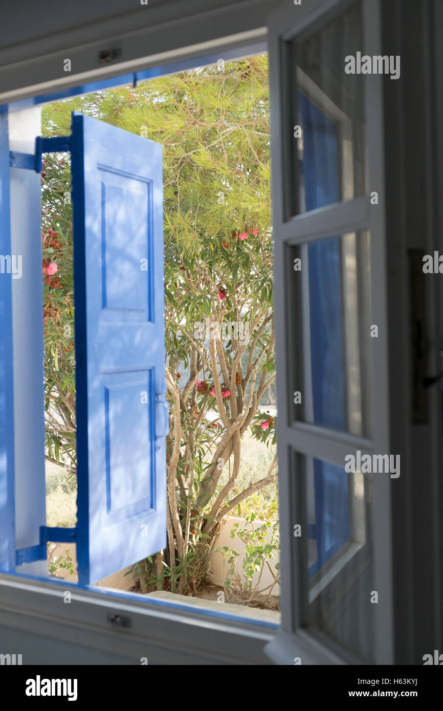 Ouvrir une fenêtre avec des volets bleus sur Santorin, Grèce Banque D'Images