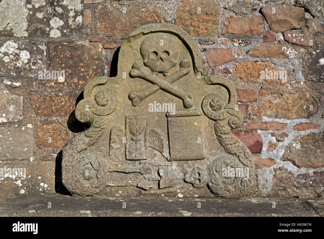 Pierre tombale montrant des symboles de la mortalité dans le cimetière de la cathédrale d'Elgin, Moray, Ecosse, Royaume-Uni Banque D'Images