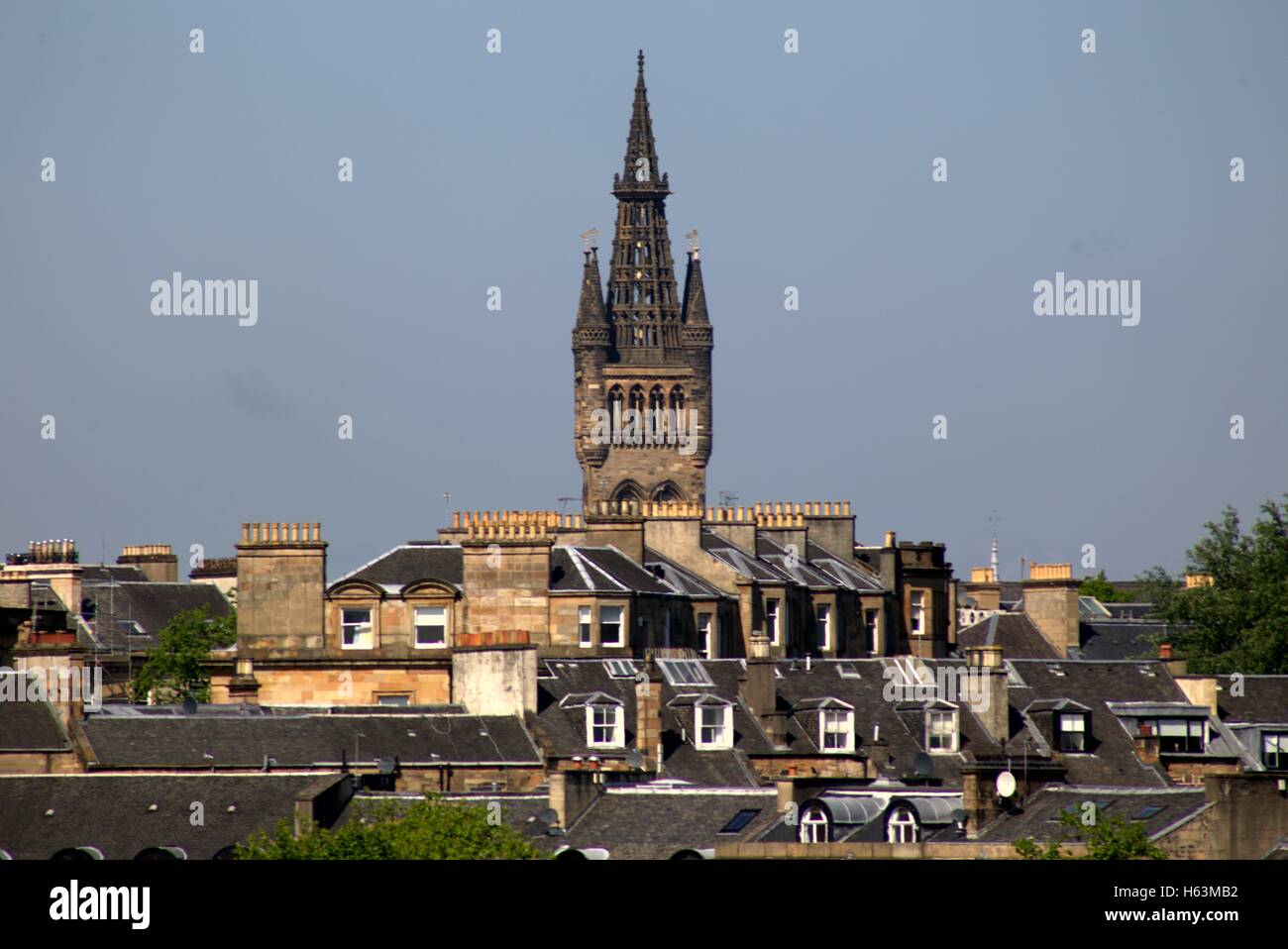 Tour de l'horloge de l'Université de Glasgow lording il sur les toits et les pots de cheminée de Glasgow Banque D'Images