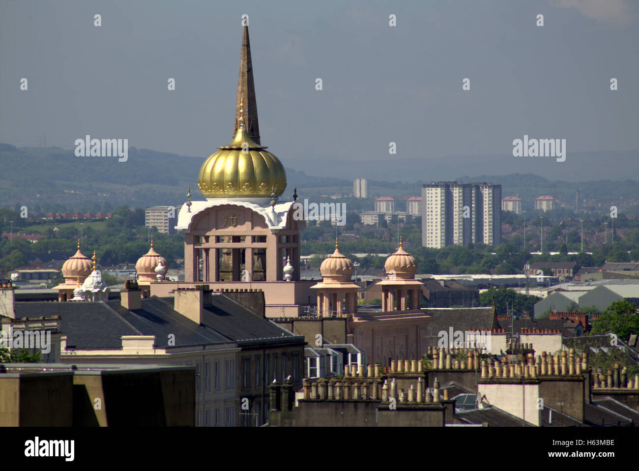 Temple Sikh Gurdwara Glasgow dominant les toits et les pots de cheminée de Glasgow Banque D'Images