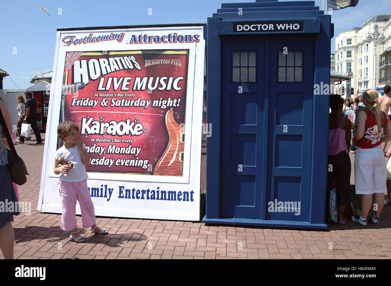 À côté de l'enfant Médecin qui Tardis sur la jetée de Brighton Banque D'Images