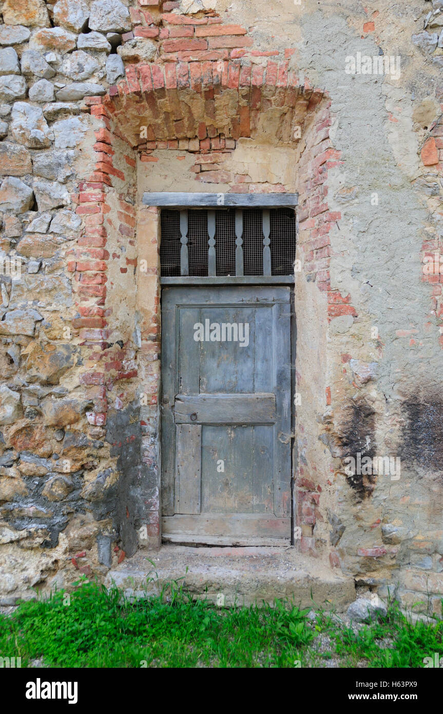 Vieille porte en bois, en brique porte dans village toscan. Banque D'Images