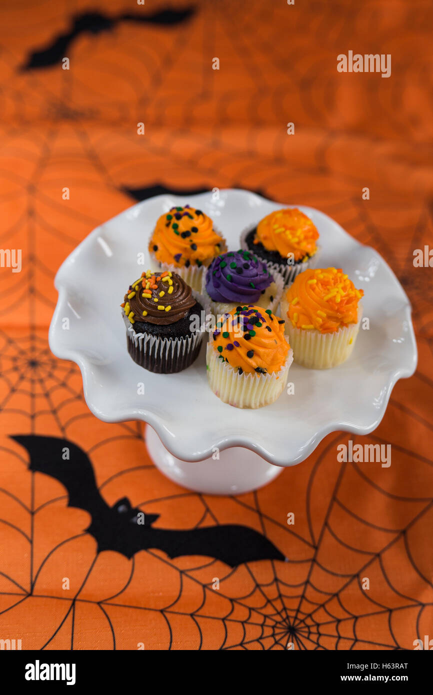 Cupcakes halloween sur une assiette à dessert Banque D'Images