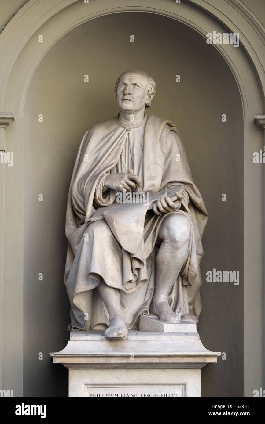 Florence. L'Italie. Statue de l'architecte Filippo Brunelleschi (1377-1446), sur la Piazza del Duomo. Banque D'Images