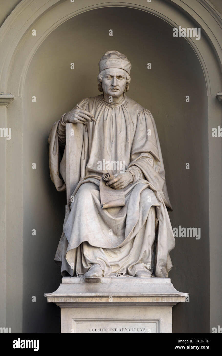 Florence. L'Italie. Statue du sculpteur et architecte Arnolfo di Cambio (ca. 1240-1301/1310), sur la Piazza del Duomo. Banque D'Images