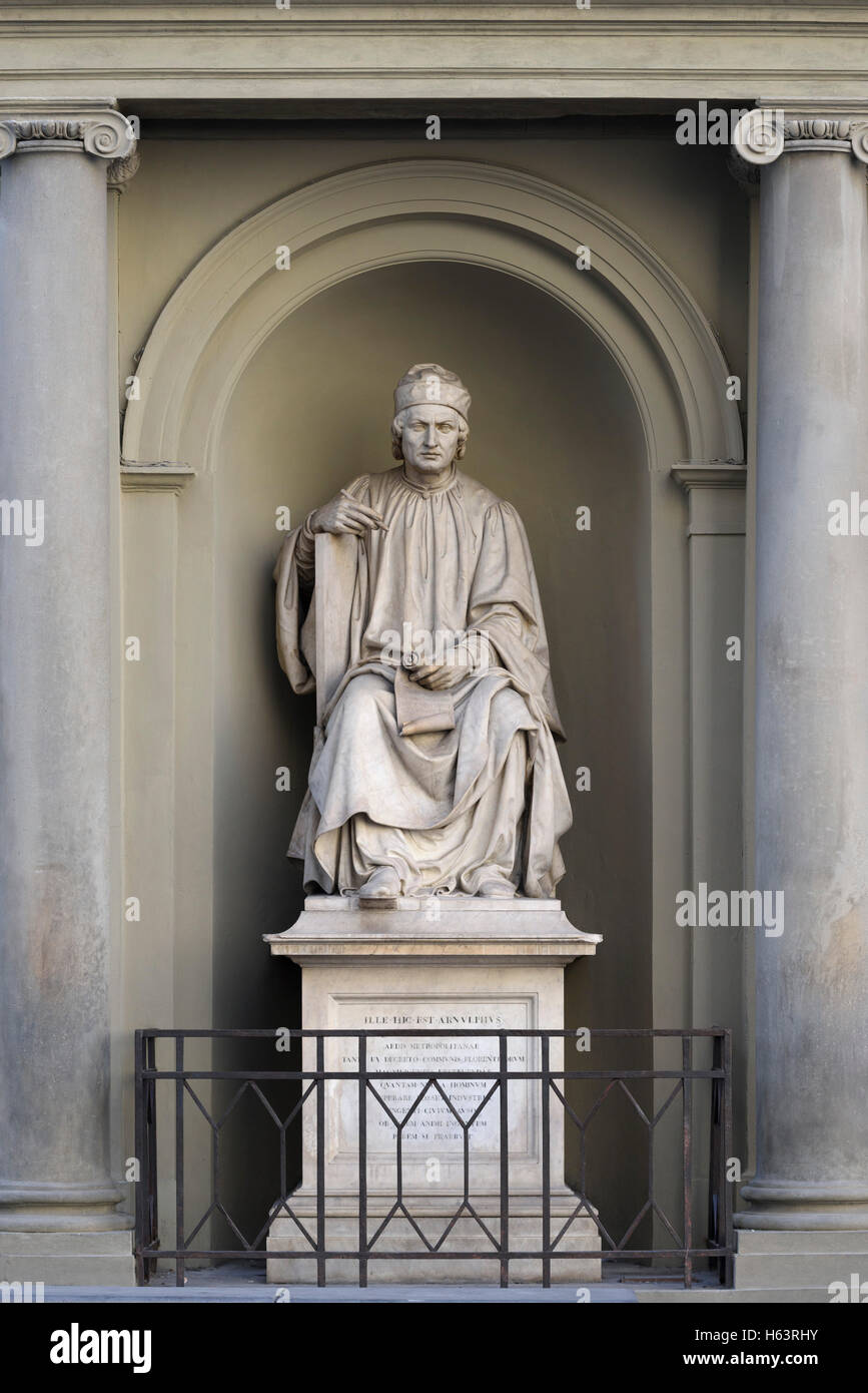Florence. L'Italie. Statue du sculpteur et architecte Arnolfo di Cambio (ca. 1240-1301/1310), sur la Piazza del Duomo. Banque D'Images