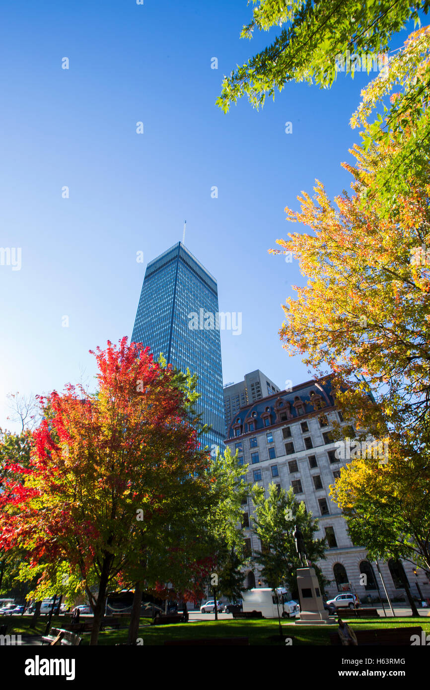 (À l'origine carré Dorchester Square Dominion) au centre-ville de Montréal à l'automne Banque D'Images