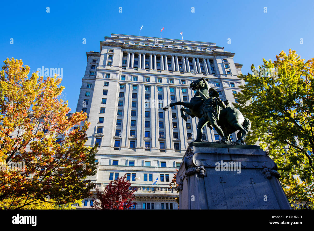 (À l'origine carré Dorchester Square Dominion) au centre-ville de Montréal à l'automne Banque D'Images