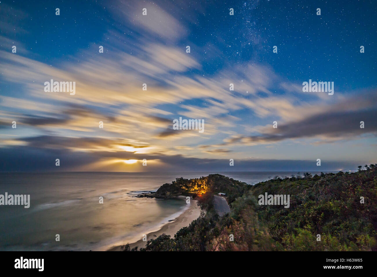 Lever de lune au-dessus de l'océan Pacifique avec l'éclairage de la Lune les nuages et ciel de Shelly Beach à Nambucca Heads, New South Wales, Banque D'Images