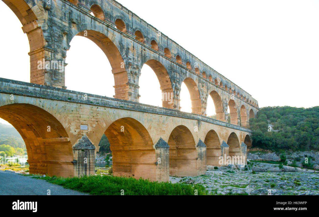 Le plus grand aqueduc romain existait maintenant situé en France et appelé Pont du Gard. Banque D'Images