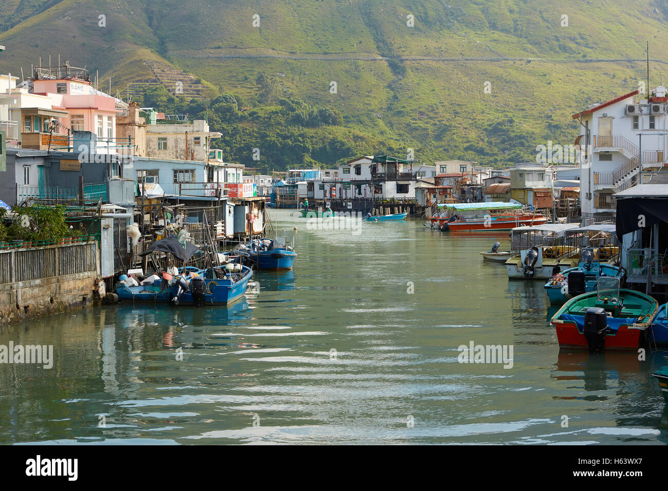 Marée haute à Tai O, un cadre préservé Chinese Rural Village de pêcheurs sur l'île de Lantau, à Hong Kong. Banque D'Images