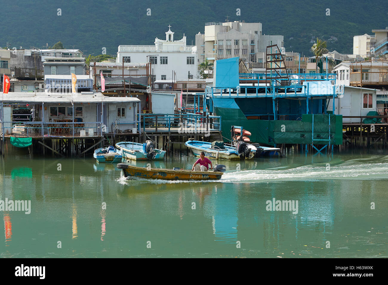 Pêcheur chinois locaux passant sur la rivière à Tai O, un village de pêche rurale chinoise. Banque D'Images