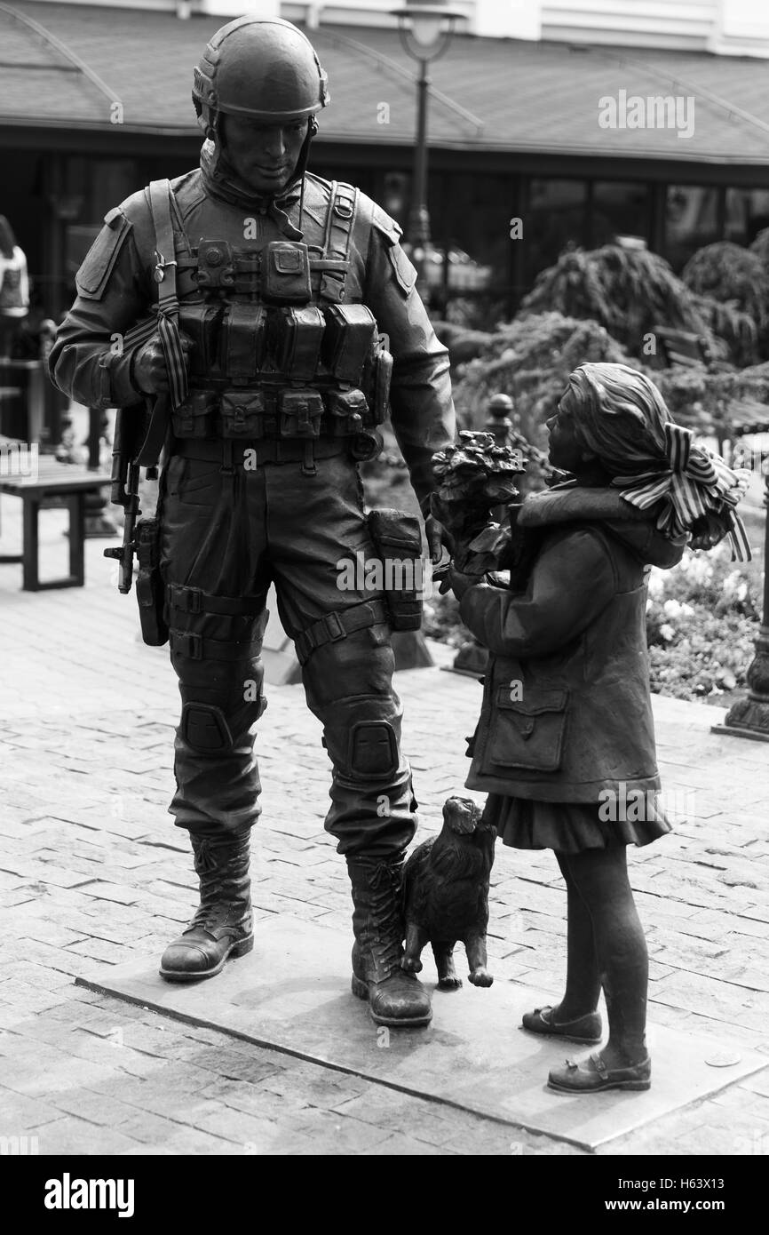 Image en noir et blanc du monument de la des gens polis. Simferopol, Crimée. Donne aux soldats fleurs fille Banque D'Images