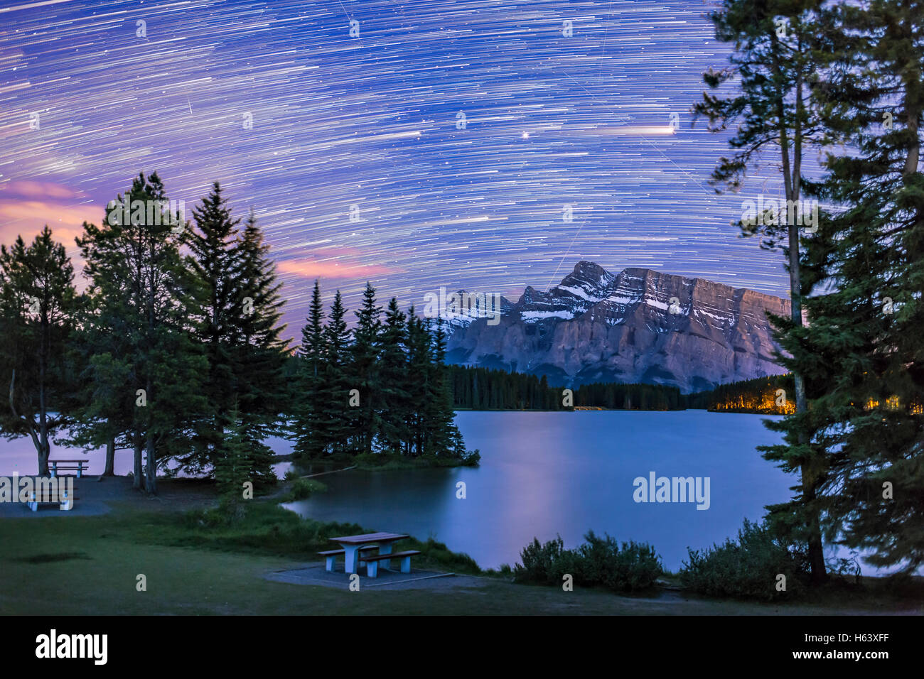 Les stars et les mars plus de Mt. Rundle et deux Jack Lake dans le parc national de Banff (Alberta), le 3 juin 2016. Mars est le brick Banque D'Images