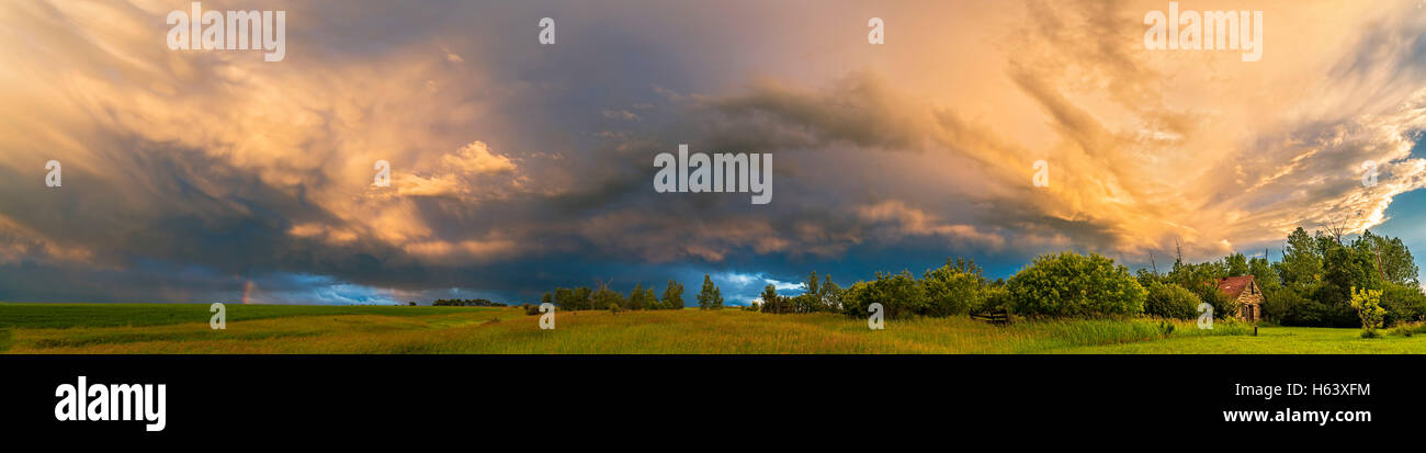 Un de cloudscape un orage et fragment arc-en-ciel à la lumière du soleil de l'accueil dans le sud de l'Alberta, le 3 juillet 2016. Un w Banque D'Images