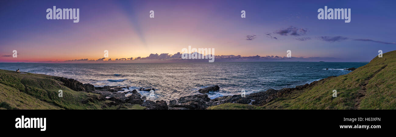 Un lever du soleil ciel au-dessus de l'océan Pacifique, du point de vue des promontoires de Woolgoolga, à l'aube du 23 avril 2016. C'est à peu près à 20 minut Banque D'Images