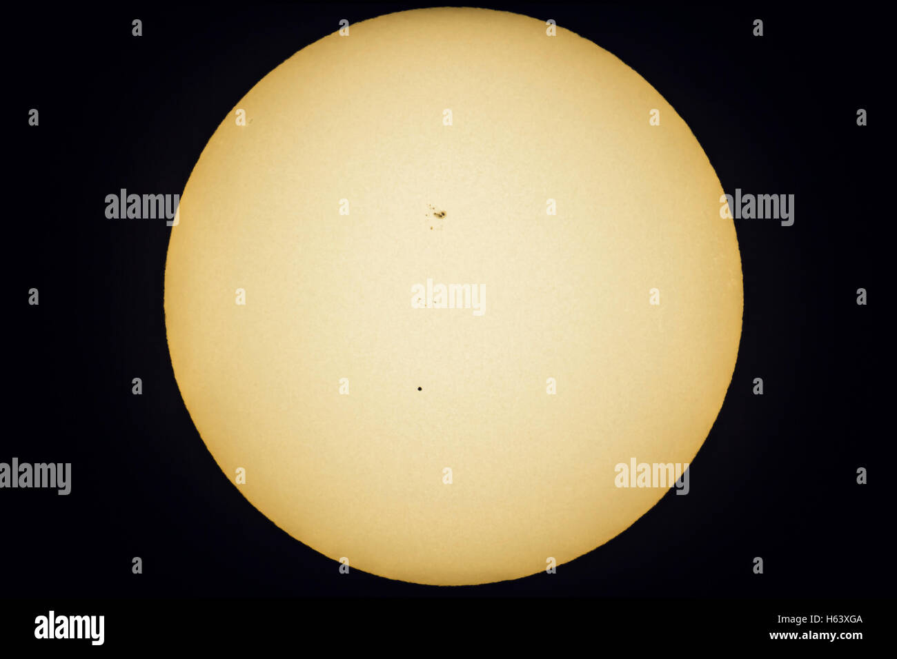 Le 9 mai 2016, le transit de Mercure sur le Soleil, dans une image capturée à la mi-transit avec le mercure à l'autre bout du disque solaire Banque D'Images