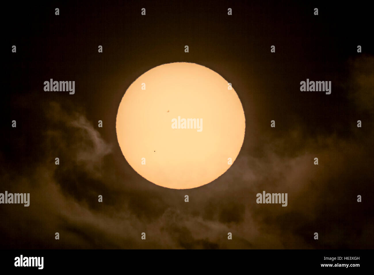 Le 9 mai 2016, le transit de Mercure prise environ 45 minutes après le lever du soleil, que le soleil est sorti de basses de l'horizon de nuages. Prises à partir de la K Banque D'Images