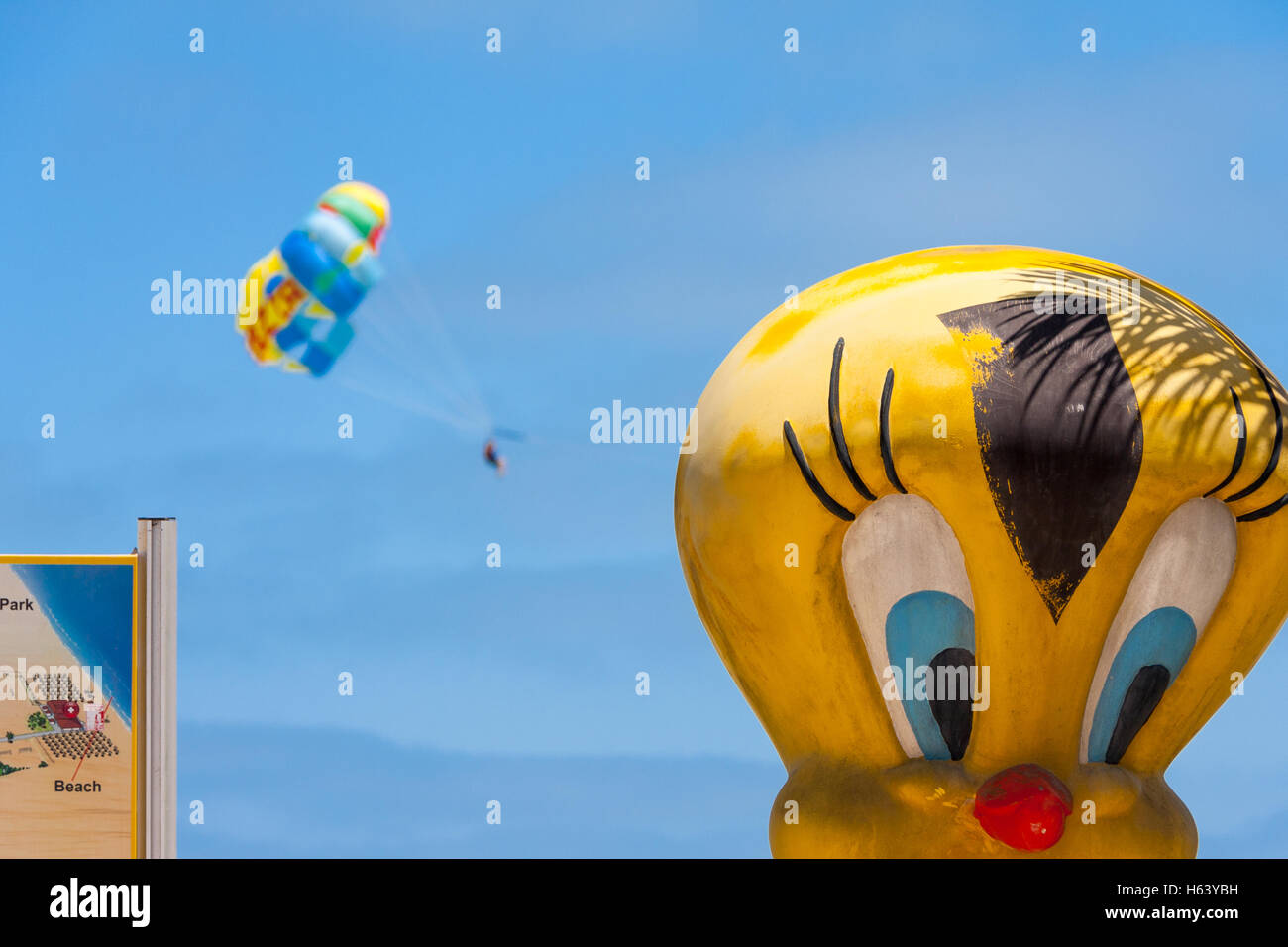 Tweety pie statue avec le parapente Banque D'Images