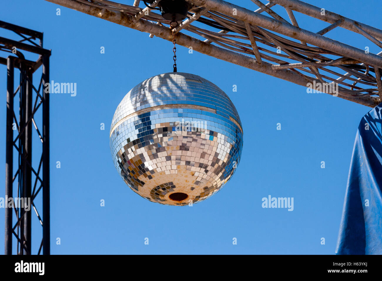 Une boule disco miroir accroché en face de ciel bleu Banque D'Images
