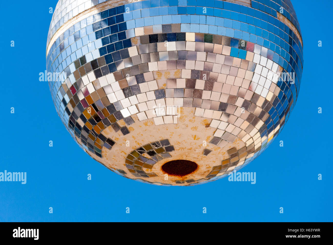 Une boule disco miroir accroché en face de ciel bleu Banque D'Images