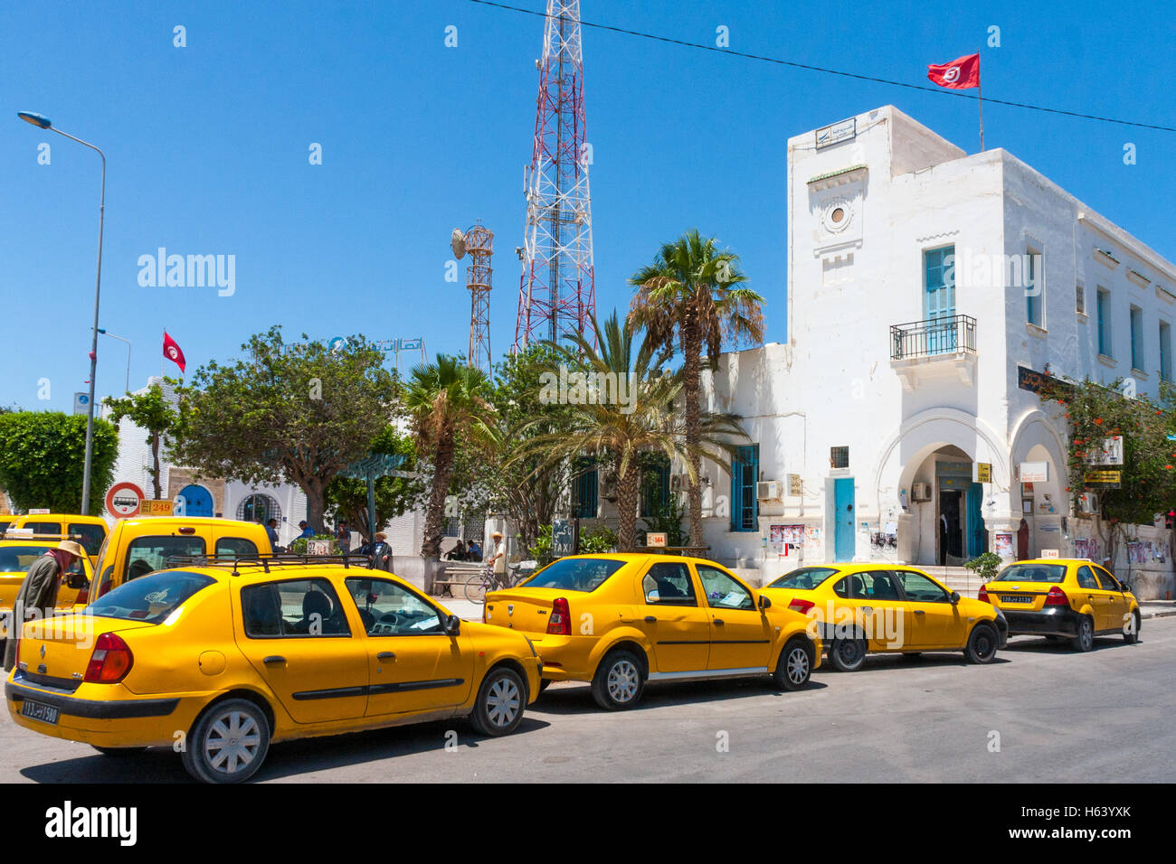 Les taxis jaunes à Houmt Souk, Djerba, Tunisie Banque D'Images