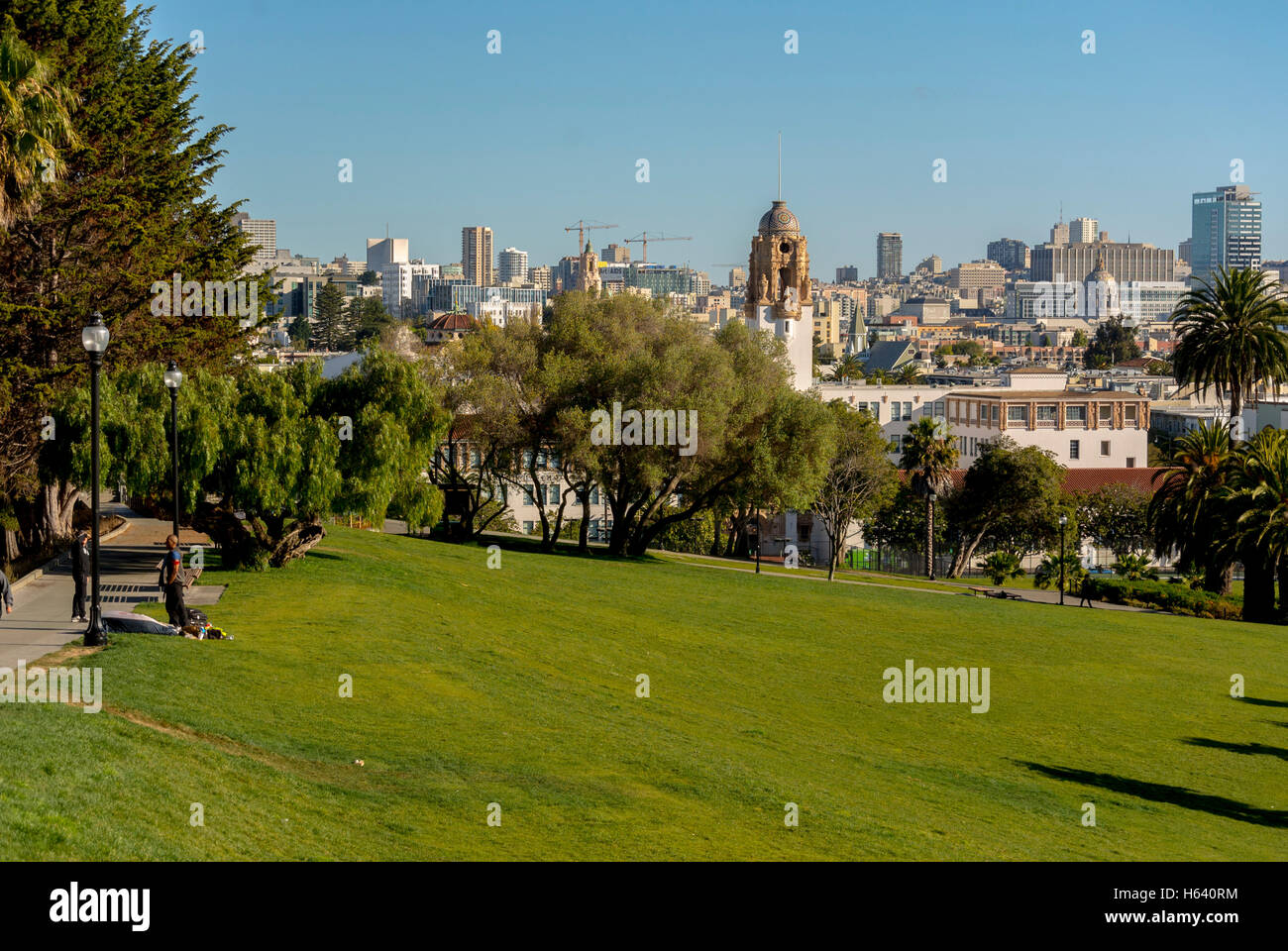 San Francisco, CA, USA, panoramique, aire urbaine, Parc, "Mission Dolores' paysage urbain, centre-ville avec pelouse verte, bords de l'horizon de la Ville / villes Banque D'Images