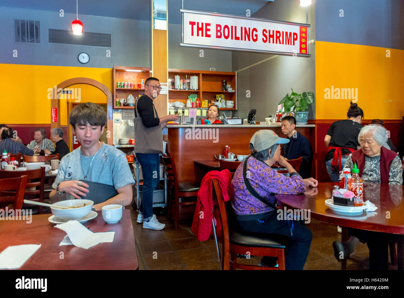 San Francisco, Californie, États-Unis, personnes partageant des repas à des tables dans le restaurant chinois local intérieur, 'The Boiling Shrimp', Chinatown, restaurant asiatique moderne, Banque D'Images