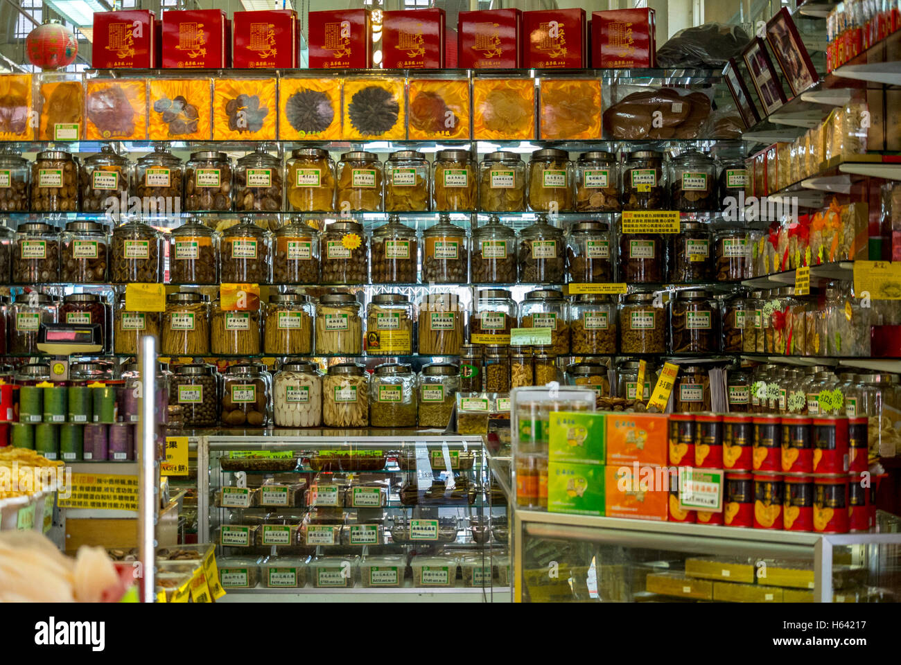 San Francisco, CA, États-Unis, marchandises sèches en jarres exposées à l'intérieur de Chinese Medicine Shop, étagères Banque D'Images